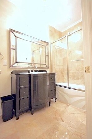 Articles de toilette (gratuits), séchoir à cheveux, serviettes fournies