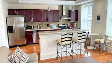 Luxury Condo, 1 Bedroom, Harbor View | Private kitchen | Full-size fridge, microwave, oven, stovetop