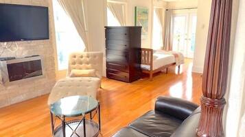 Luxury Condo, 2 Bedrooms, Partial Ocean View | Premium bedding, blackout curtains, iron/ironing board, free WiFi