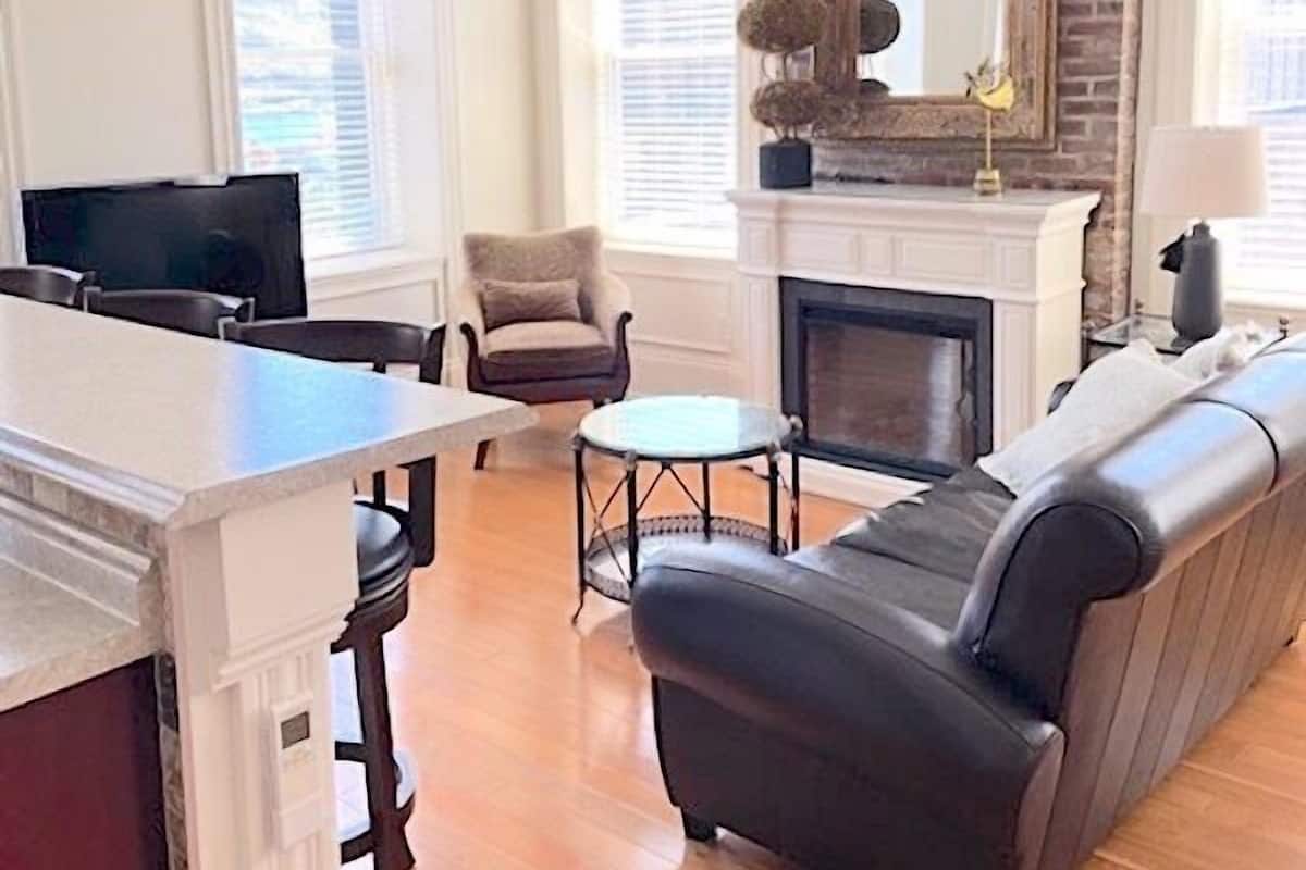 Luxury Condo, 2 Bedrooms, Partial Ocean View | Living area