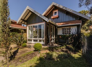 Family House, Fireplace (Cozinha Auxiliar) | Premium bedding, minibar, individually decorated, individually furnished - Pousada Jardim Secreto (Gramado)