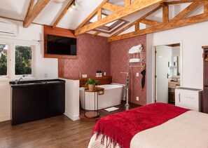 Monolocale, caminetto, vista giardino (Cozinha Auxiliar e Banheira Imersão) | Biancheria da letto di alta qualità, minibar, con stile personalizzato
