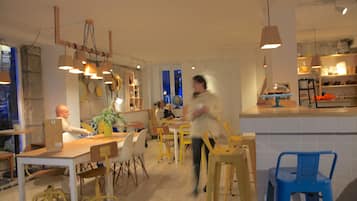Desayuno continental (EUR 4.5 por persona)