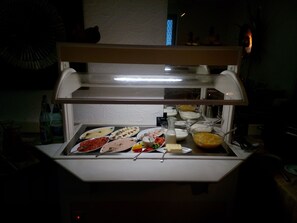 Petit déjeuner buffet servi tous les jours en supplément