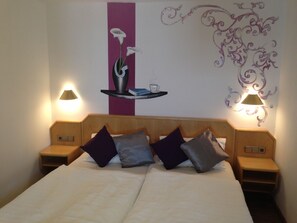 舒适双人房, 1 张特大床 | 高档床上用品、办公桌、隔音、熨斗/熨板