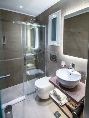 Deluxe Apartment | Bathroom | Shower, free toiletries, hair dryer, towels - Preveza Suite Stay (Preveza)