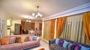 Villa, 4 Bedrooms | 起居区 | 液晶电视