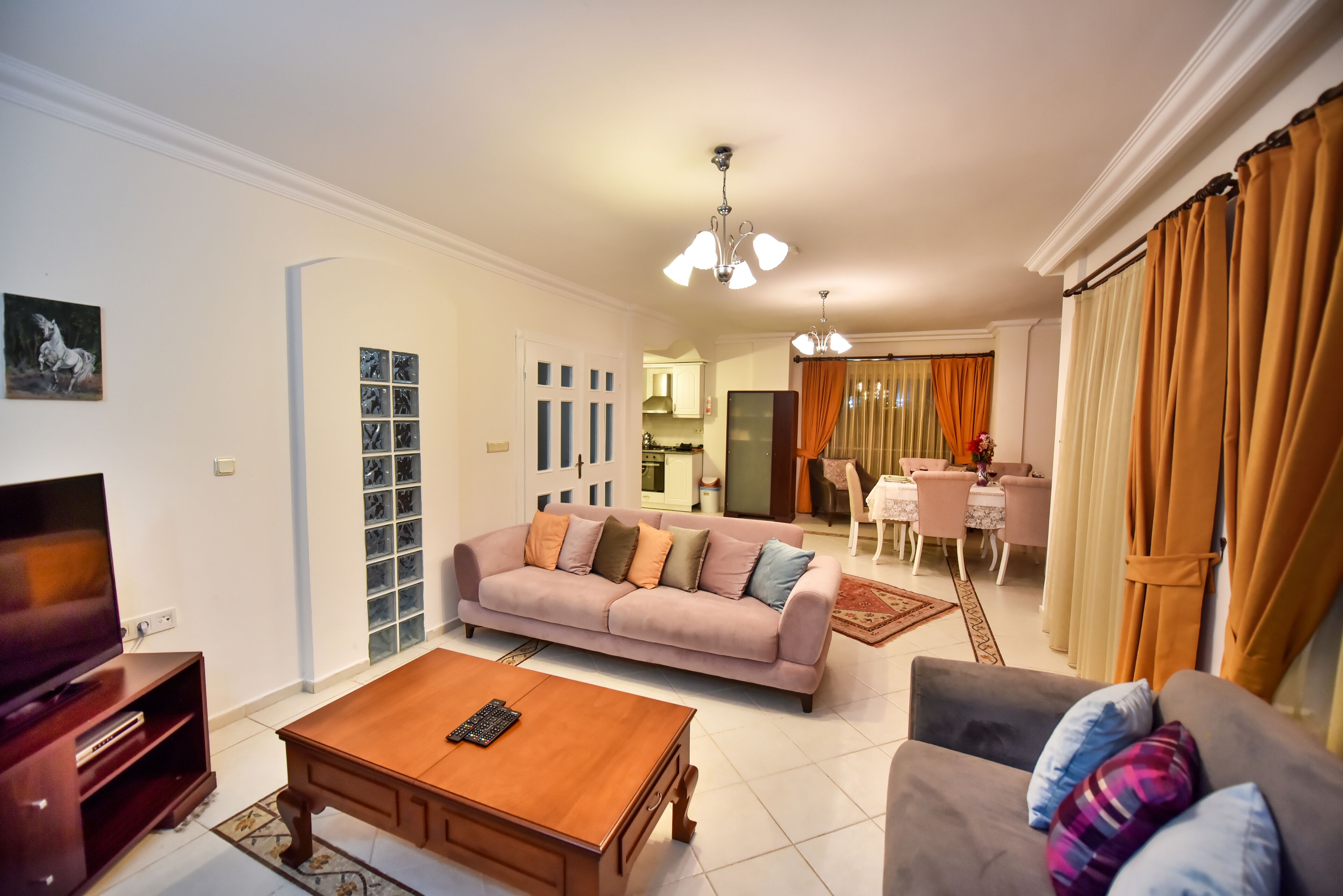 Villa, 4 Bedrooms | Oleskelualue | LCD-televisio