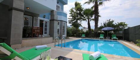 Piscina externa sazonal, guarda-sóis, espreguiçadeiras