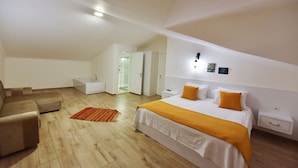 Villa, 4 Bedrooms | 办公桌、隔音、熨斗/熨衣板、免费 WiFi