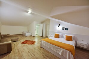 Villa, 4 Bedrooms | Skrivebord, lydisolering, strygejern/strygebræt, gratis Wi-Fi