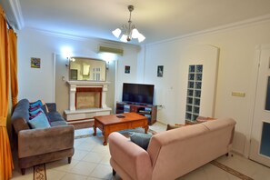 Villa, 4 Bedrooms | Woonkamer | Een lcd-televisie