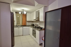 Villa, 4 Bedrooms | Eget kök | Stort kylskåp, mikrovågsugn, ugn och spishäll