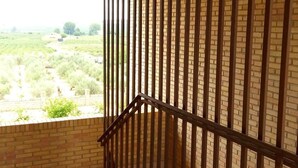 A room with a view of a brick wall and a metal railing. - Hotel-Motel Sol II (Requena)