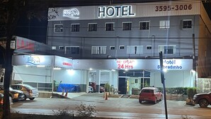 Un hotel amb un senyal que indica recepció les 24 hores.