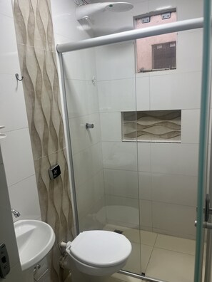 Apartamento Triplo  | Bathroom | Shower, hair dryer, towels