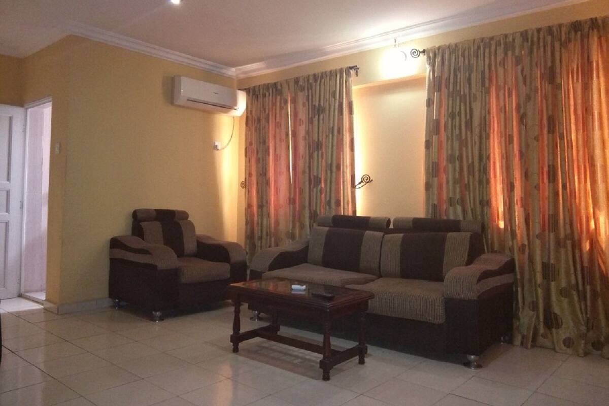Una sala de estar con sofá, sillón y mesa de centro.