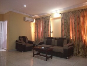 Royal Suite | Desk, free WiFi - New Gate Lodge & Hospitality Ltd (Abuja)