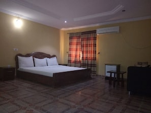 Desk, free WiFi - New Gate Lodge & Hospitality Ltd (Abuja)