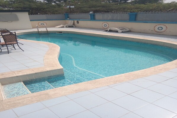Outdoor pool - New Gate Lodge & Hospitality Ltd (Abuja)