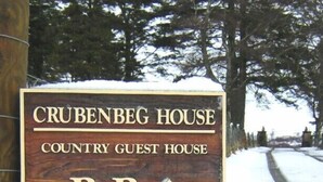 Schild für Crubenberg House, ein Landgasthaus, mit einem nach oben zeigenden Pfeil.