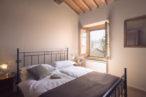 Departamento superior, 2 habitaciones | 1 habitación, minibar, tabla de planchar con plancha y cunas gratuitas 