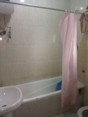 스탠다드룸 | 욕실 | 레인폴 샤워기, 무료 세면용품, 타월, 비누