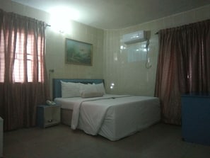 Habitació bàsica | 1 dormitori, decoració individual, mobiliari individual i escriptori