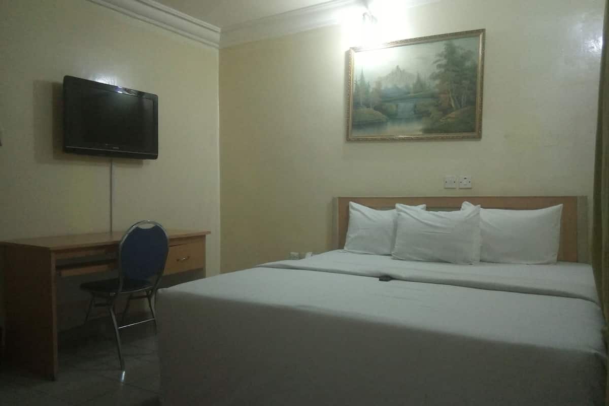 Premium Room | 1 bedroom, desk, laptop workspace, blackout drapes