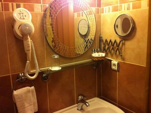 Douche, articles de toilette gratuits, sèche-cheveux, chaussons