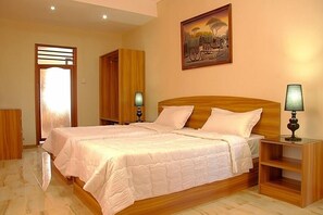 Dobbelt- eller tomannsrom | Safe på rommet, skrivebord, strykejern/-brett og wi-fi (inkludert)