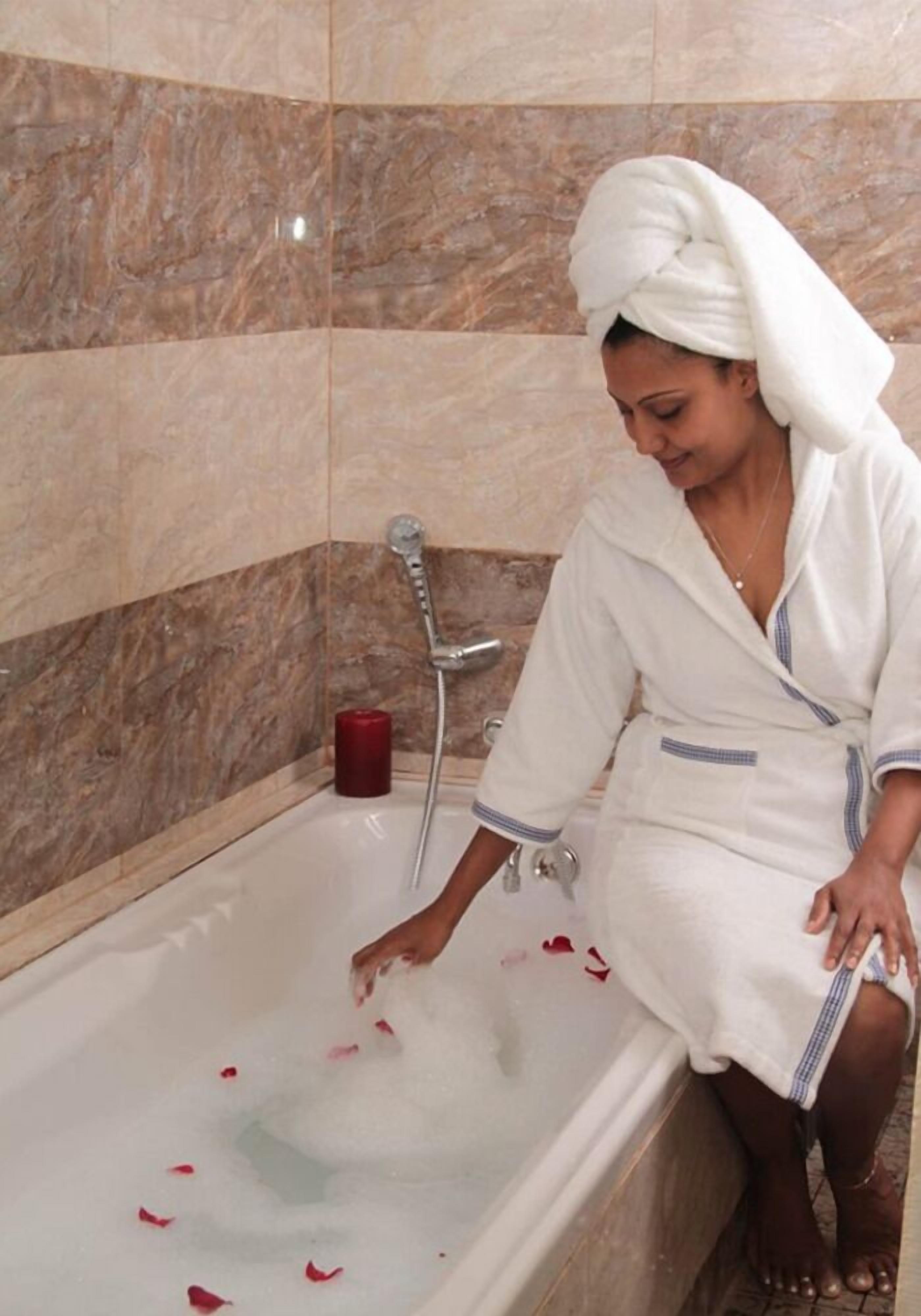 Kamar Double atau Twin | Bathtub besar