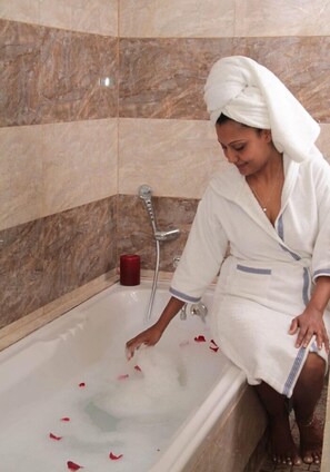 Double or Twin Room | Deep-soaking bathtub