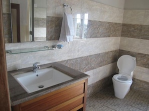 Doppel- oder Zweibettzimmer | Badezimmer | Dusche, Komfortbadewanne, kostenlose Toilettenartikel, Haartrockner