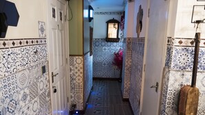 Unclassified image, 5 of 18, button - Lakasbah Rooms (Glasgow)