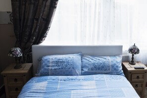 Business Room, 1 Double Bed, Shared Bathroom, City View | Premium bedding, desk, iron/ironing board, free WiFi - Lakasbah Rooms (Glasgow)