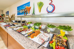 Se sirven desayunos, almuerzos, cenas y cocina turca