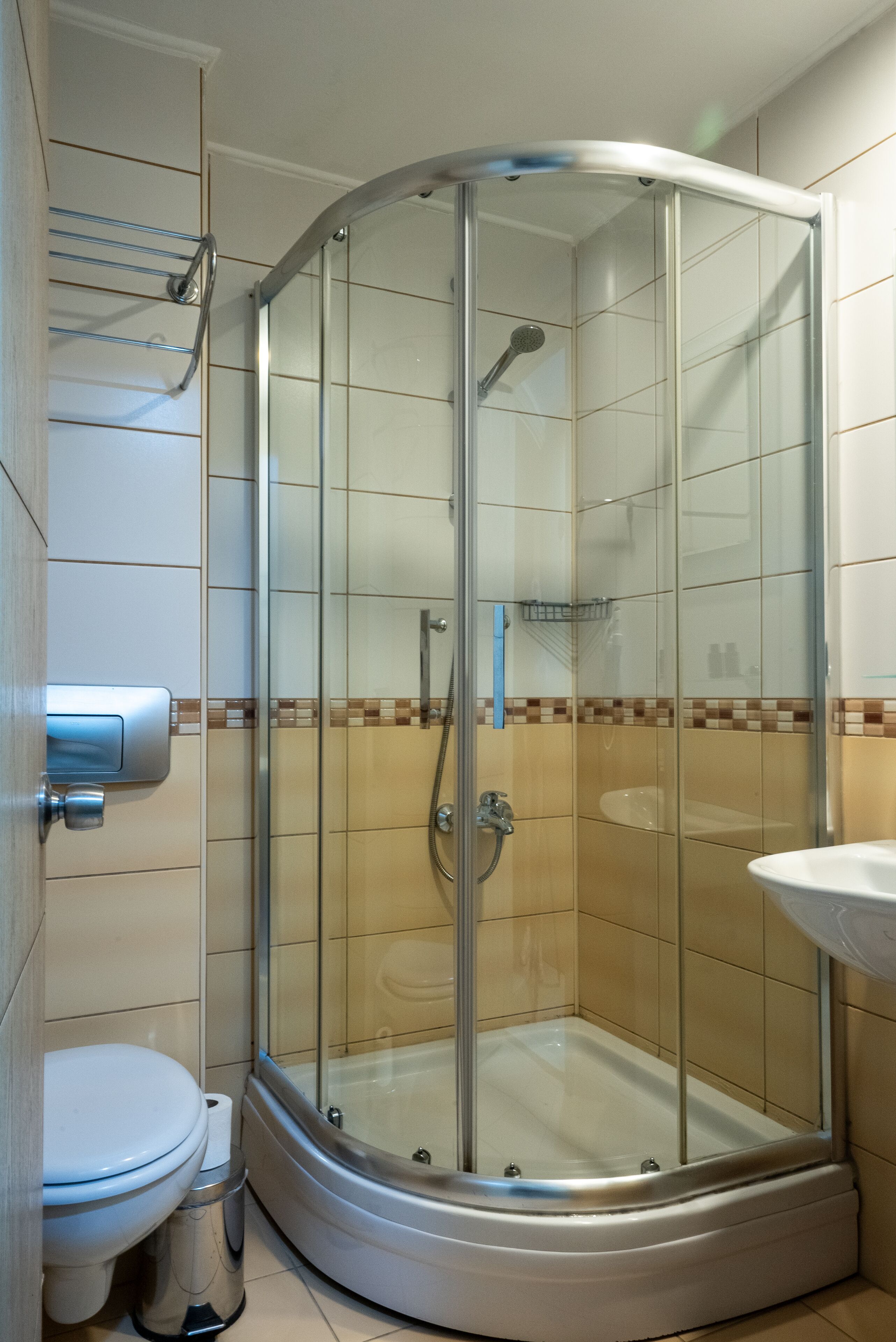 shower, free toiletries, hair dryer, slippers