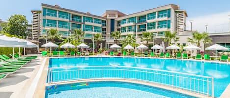 Utendørsbasseng, bassengparasoller og solsenger