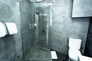 Bruser, gratis toiletartikler, hårtørrer, hjemmesko