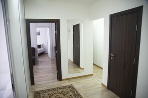 Apartamento, 3 habitaciones | Zona de estar | Una televisión de pantalla plana