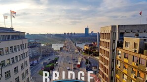 Un paisaje urbano con un puente, edificios y un río.