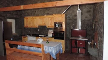 Departamento, 2 habitaciones | Cocina privada | Refrigerador con congelador, microondas, horno y parrilla de estufa