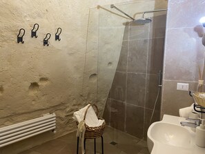 Basic Quadruple Room (Gorgo) | Bathroom | Shower, deep soaking tub, rainfall showerhead, free toiletries - Hoplites (Matera)
