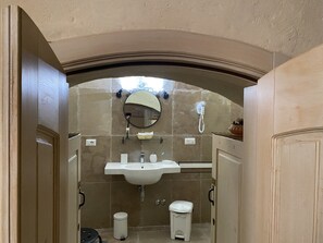 Basic Triple Room (Artemisia) | Bathroom | Shower, deep soaking tub, rainfall showerhead, free toiletries - Hoplites (Matera)
