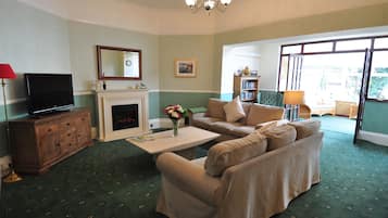 Fladskærms-tv, bøger, videobibliotek