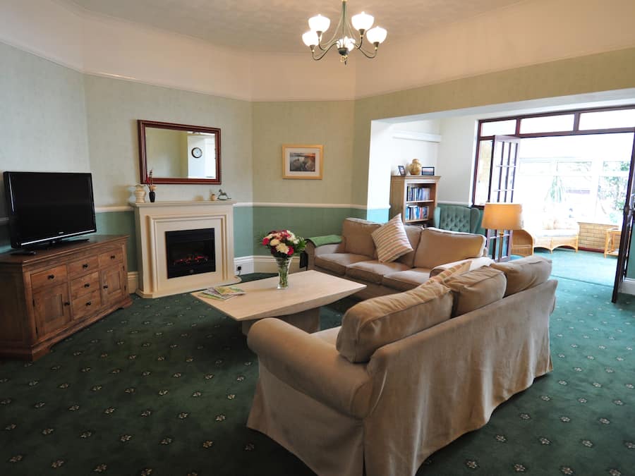 TV de tela plana, livros, videoteca