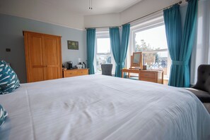 Individually decorated, individually furnished, desk, laptop workspace - Westbury Lodge (Shanklin)