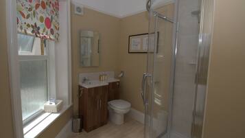 Superior Double or Twin Room | Bathroom | Shower, free toiletries, hair dryer, towels