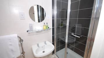 Standaard tweepersoonskamer | Badkamer | Een douche, gratis toiletartikelen, een haardroger, handdoeken